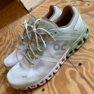 Women’s on cloud sneakers size 9
